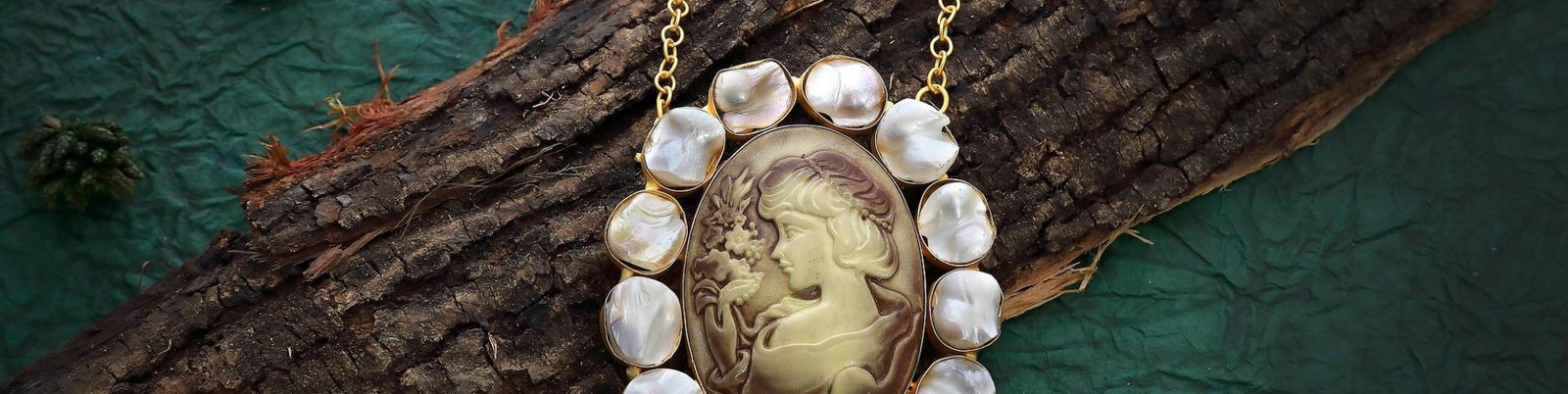 cameo-8012321_1920